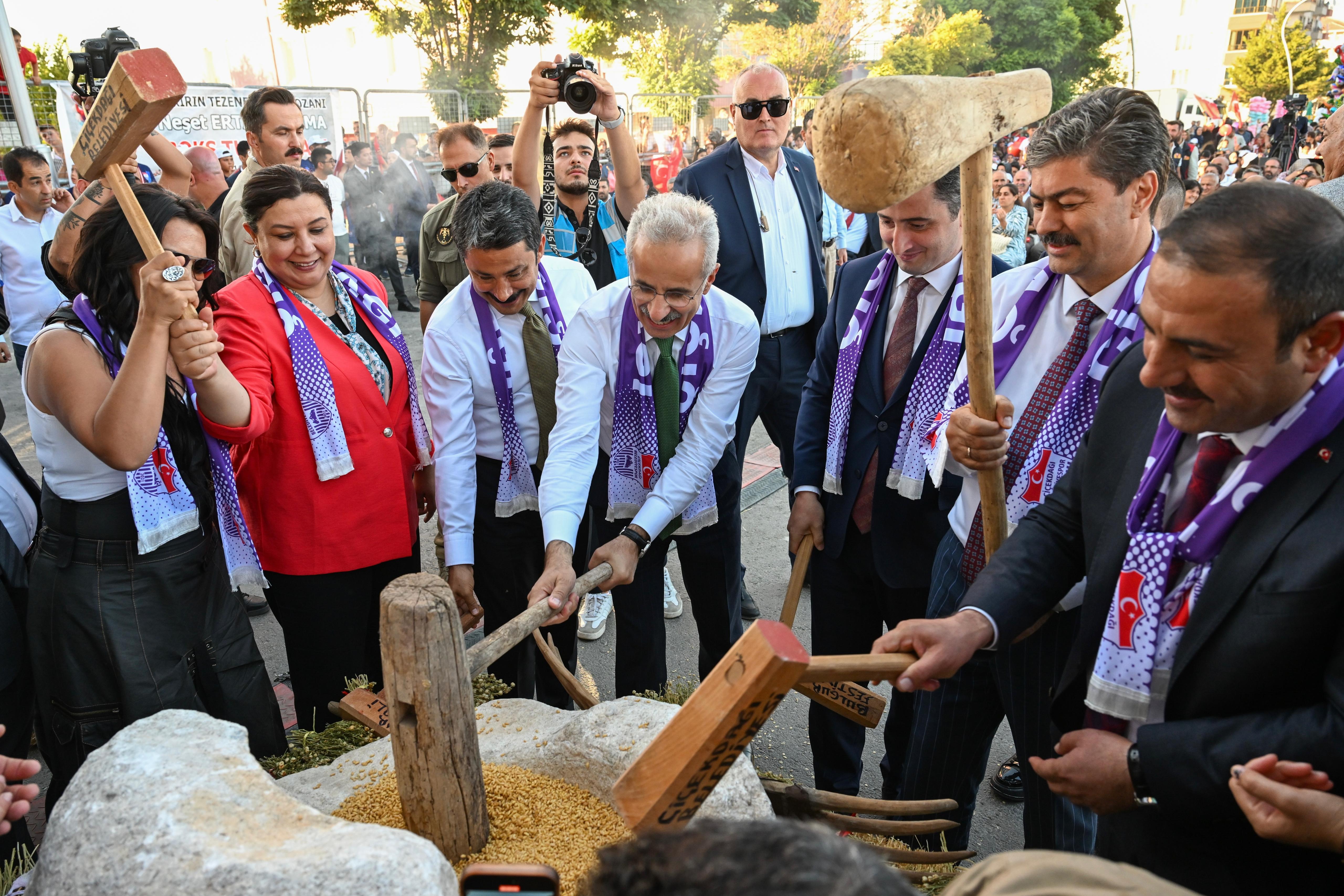 BAKAN URALOĞLU’NDAN ÇİÇEKDAĞI’NA YOL MÜJDESİ