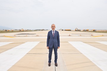 HATAY HAVALİMANI’NDA DEPREMİN İZLERİ SİLİNİYOR