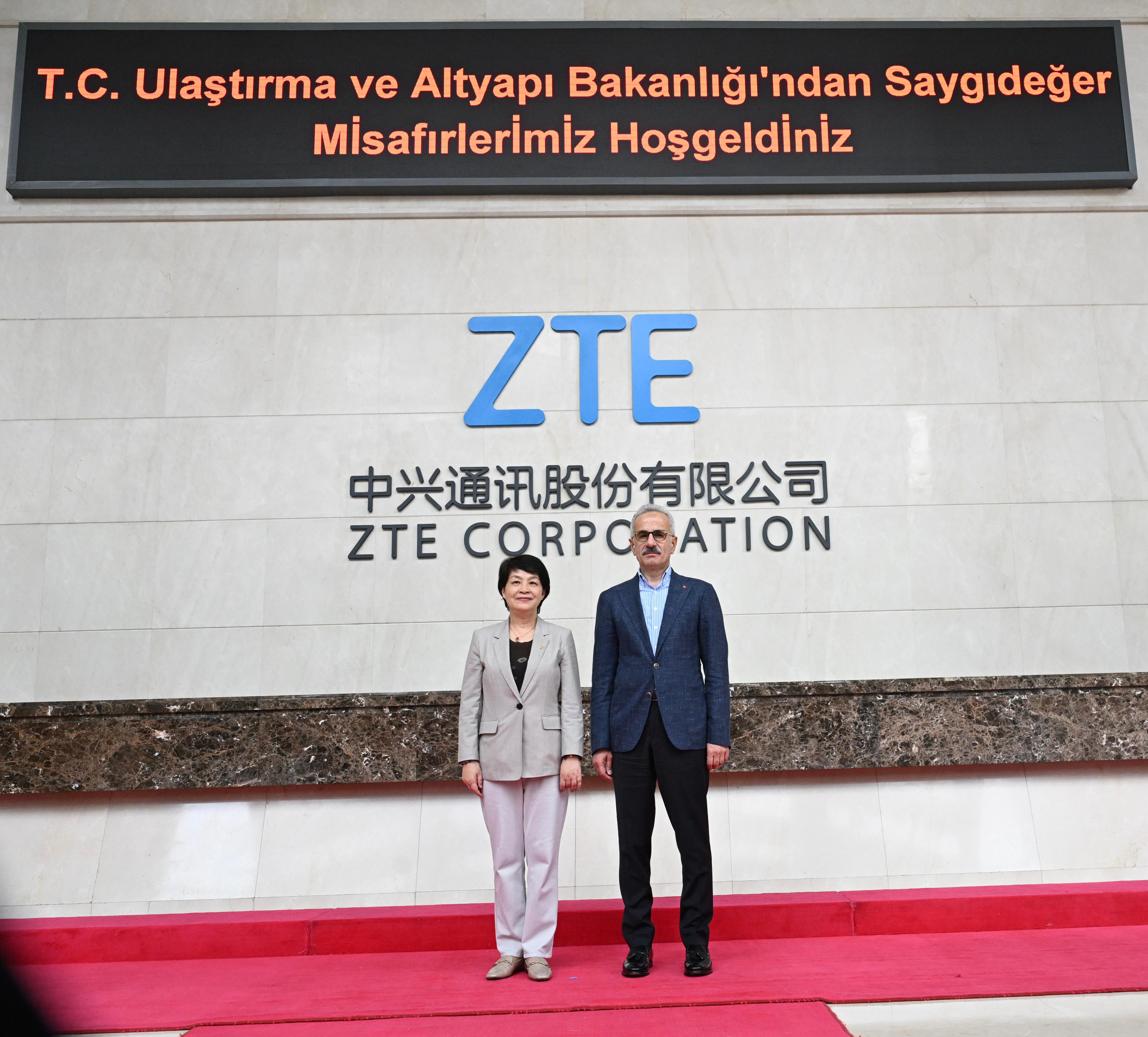 BAKAN URALOĞLU, TEKNOLOJİ DEVLERİYLE BİR ARAYA GELDİ