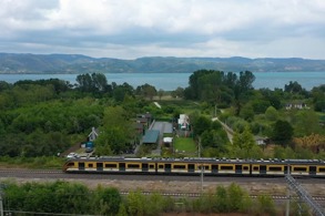 TÜRKİYE’NİN İLK YERLİ ELEKTRİKLİ LOKOMOTİFİ, MİLLİ BANLİYÖ TREN SETİ’Nİ GAZİANTEP’E ULAŞTIRDI