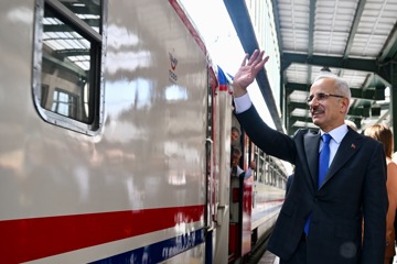 TURİSTİK KARAELMAS TRENİ SONBAHAR SEFERLERİNE BAŞLIYOR