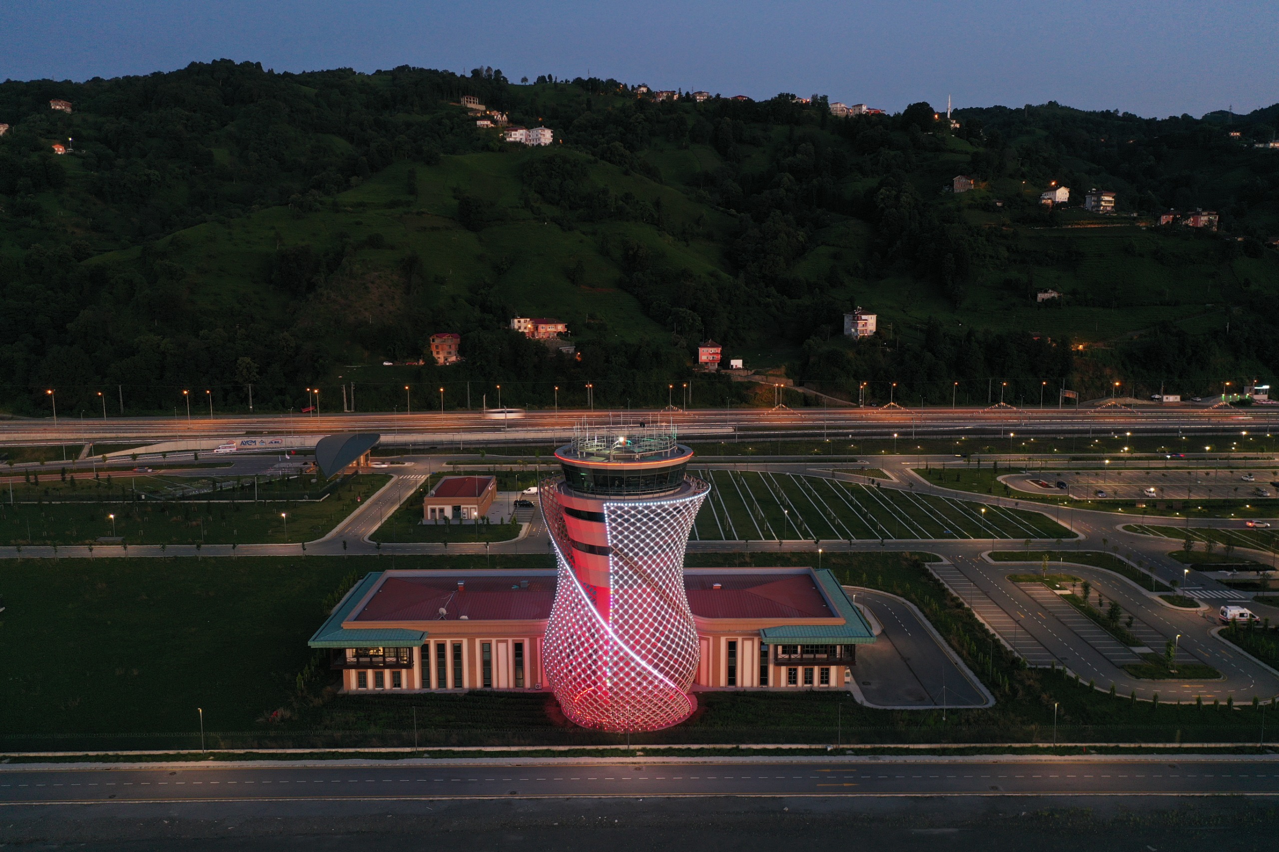 RİZE-ARTVİN HAVALİMANI ZORLU HAVALARA KARŞI ARTIK DAHA GÜÇLÜ