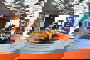 CUMHURBAŞKANI ERDOĞAN VE BAKAN URALOĞLU’NDAN 30 BİN KİLOMETRE BÖLÜNMÜŞ YOL ÖZEL SERGİSİNE ZİYARET