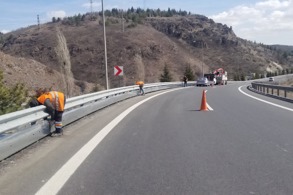 YOLLARA MOTORCU DOSTU BARİYER