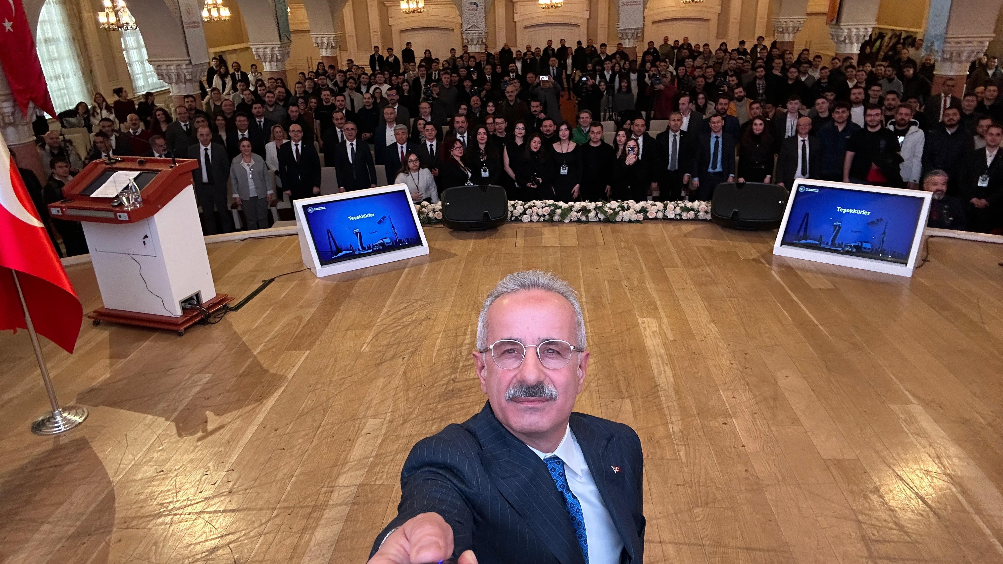 BAKAN URALOĞLU ÜNİVERSİTE ÖĞRENCİLERİYLE BİR ARAYA GELDİ