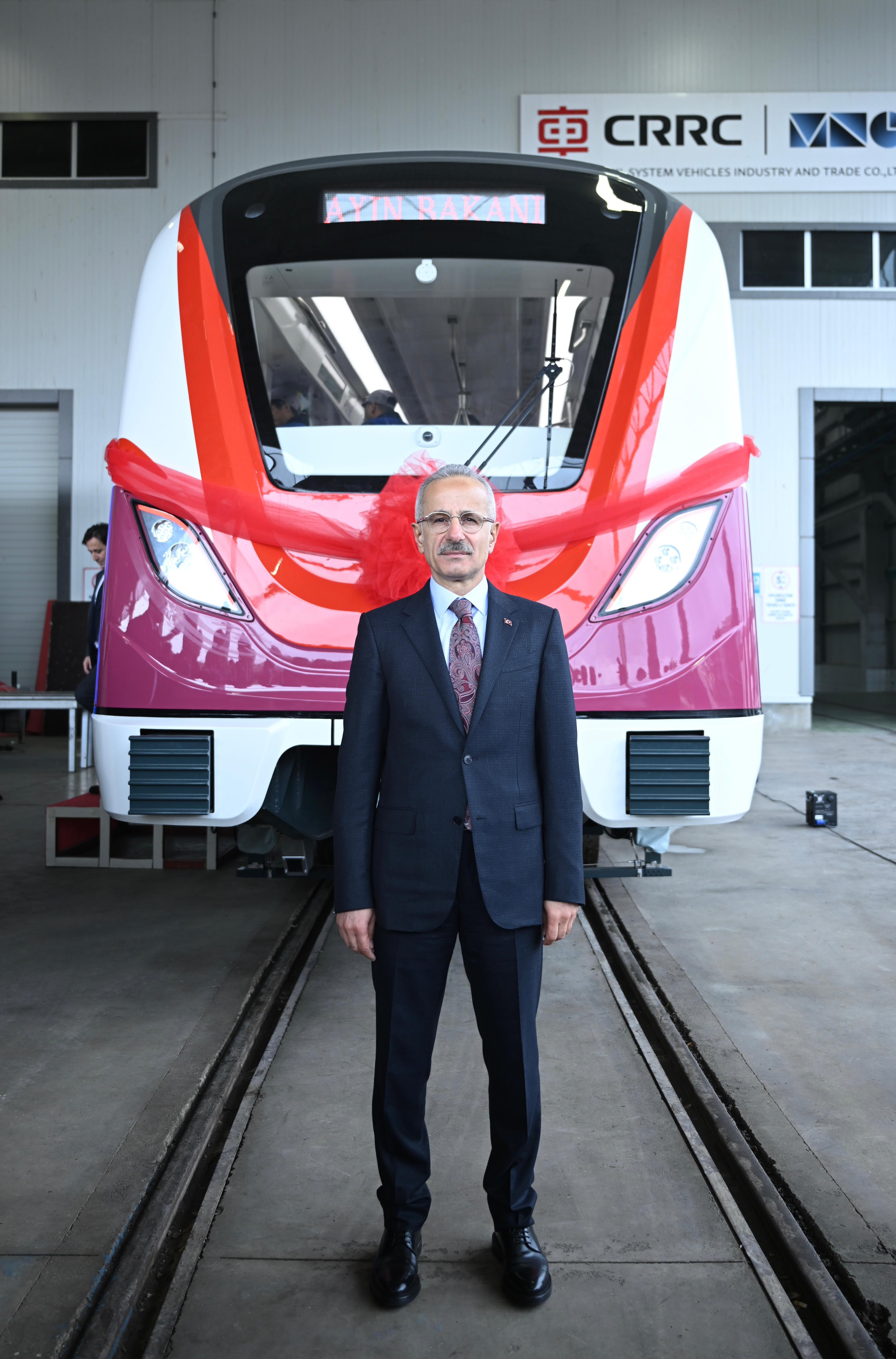 İSTANBUL HAVALİMANI METROSU SÜRÜCÜSÜZ YERLİ TREN SETİ RAYLARA ÇIKMAYA HAZIR