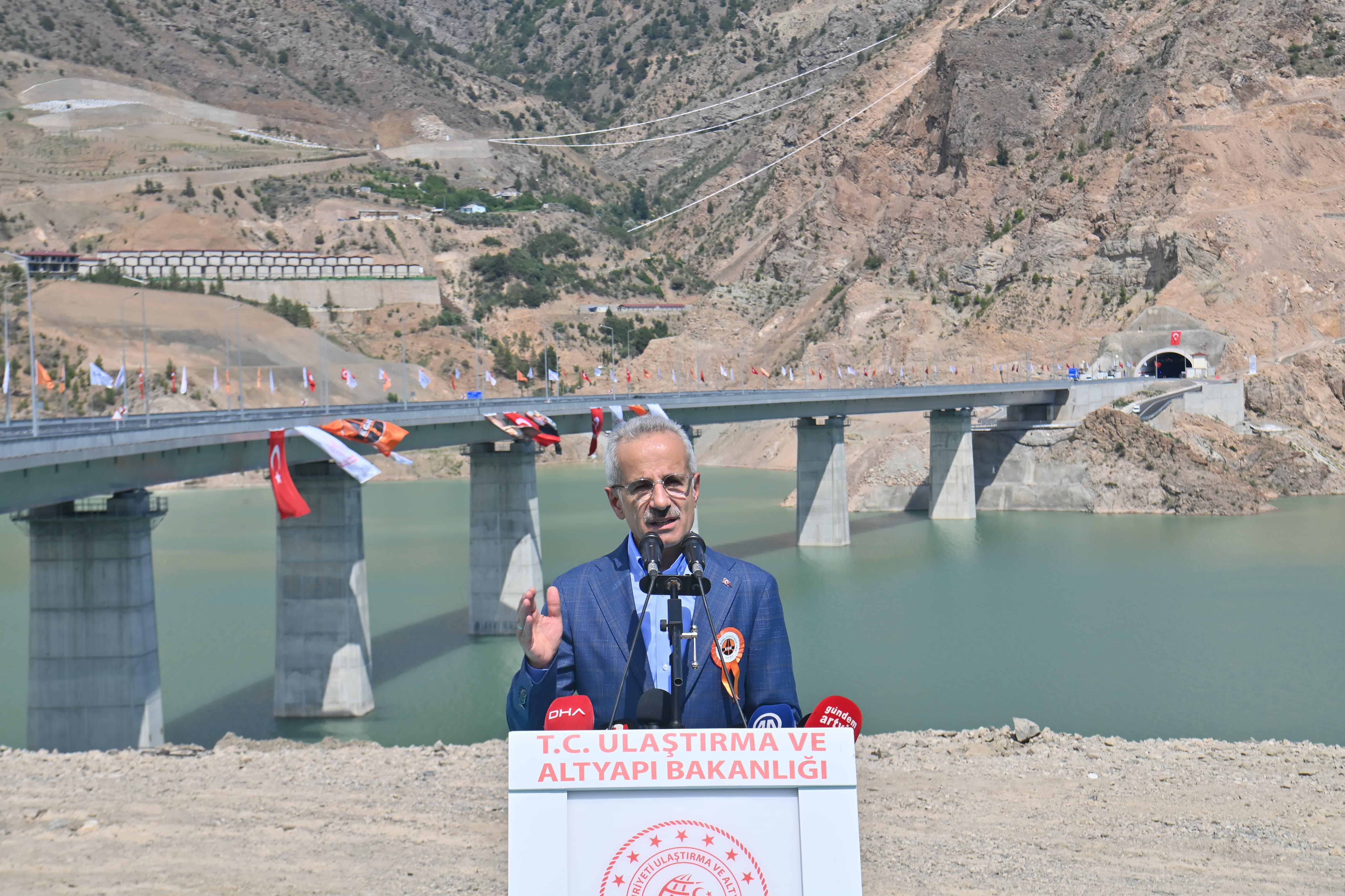 BAKAN URALOĞLU YUSUFELİ MERKEZ VİYADÜĞÜ AÇILIŞ TÖRENİNE KATILDI