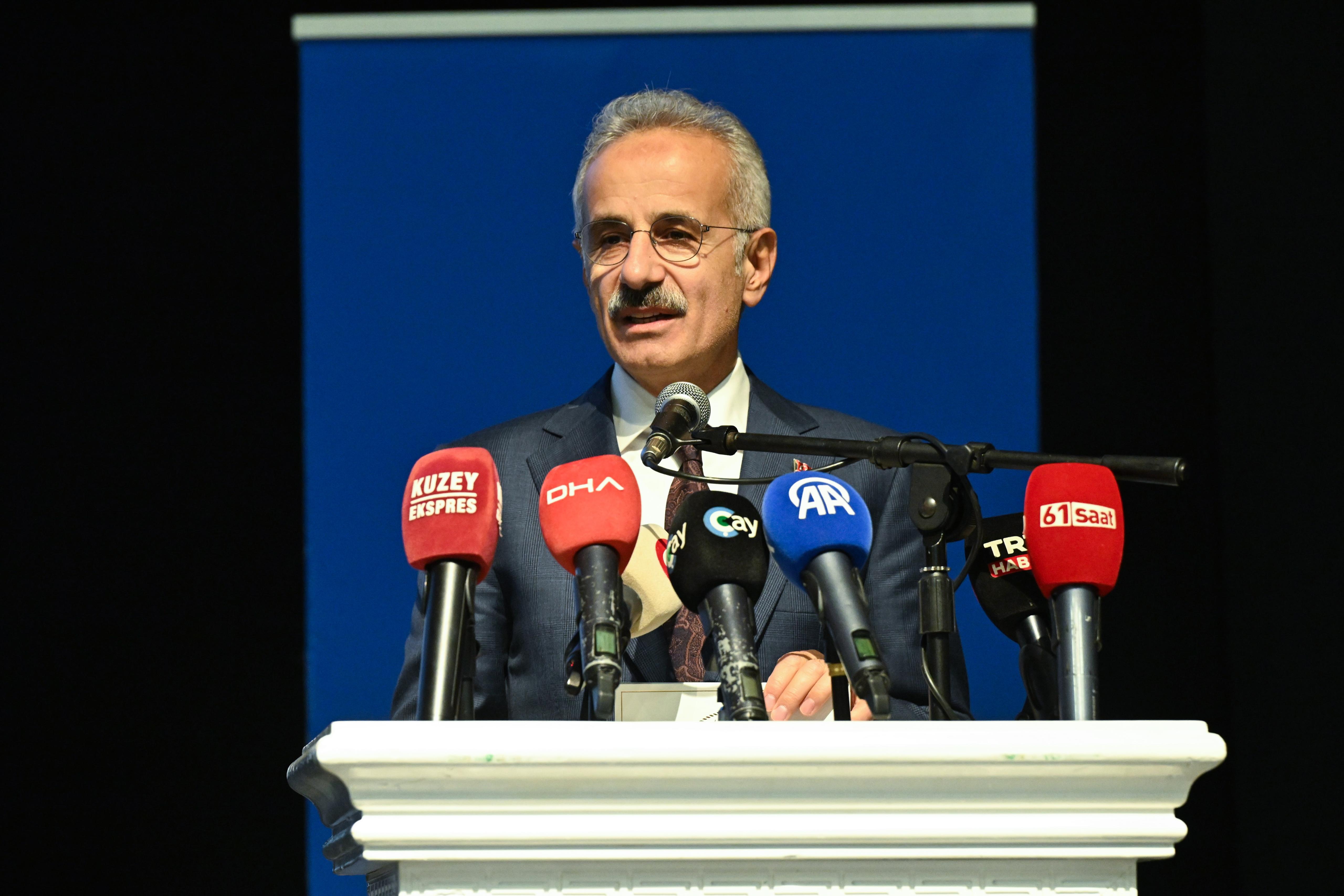 BAKAN URALOĞLU, TRABZON’DA GENÇLERLE BULUŞTU