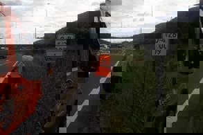 OTOYOL KENARINDAKİ ÇÖPLER ULAŞTIRMA VE ALTYAPI BAKANI URALOĞLU'NUN TALİMATI İLE TOPLANIYOR