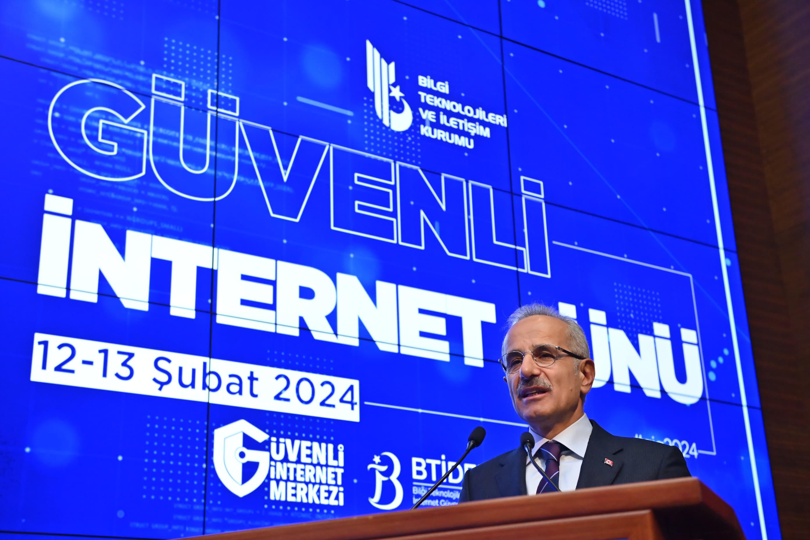 GÜVENLİ İNTERNET GÜNÜ'NDE BAKAN URALOĞLU'NDAN AİLELERE ÇAĞRI: ÇOCUKLARINIZI İNTERNETTE YALNIZ BIRAKMAYIN