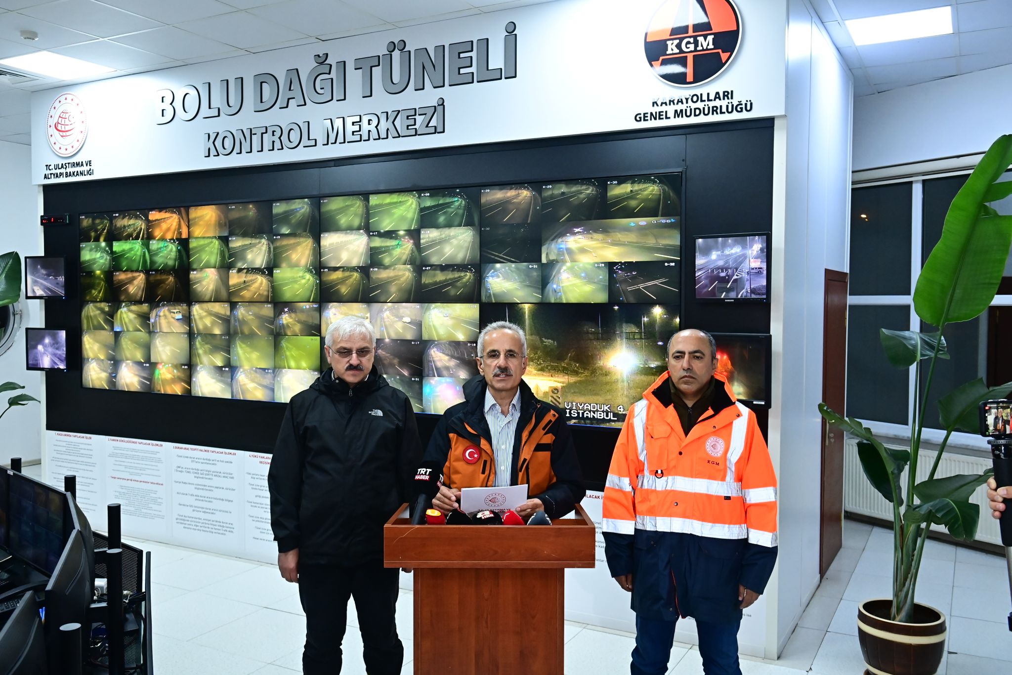 ULAŞTIRMA BAKANI URALOĞLU: 14 YOLUMUZ ULAŞIMA AÇILMIŞTIR