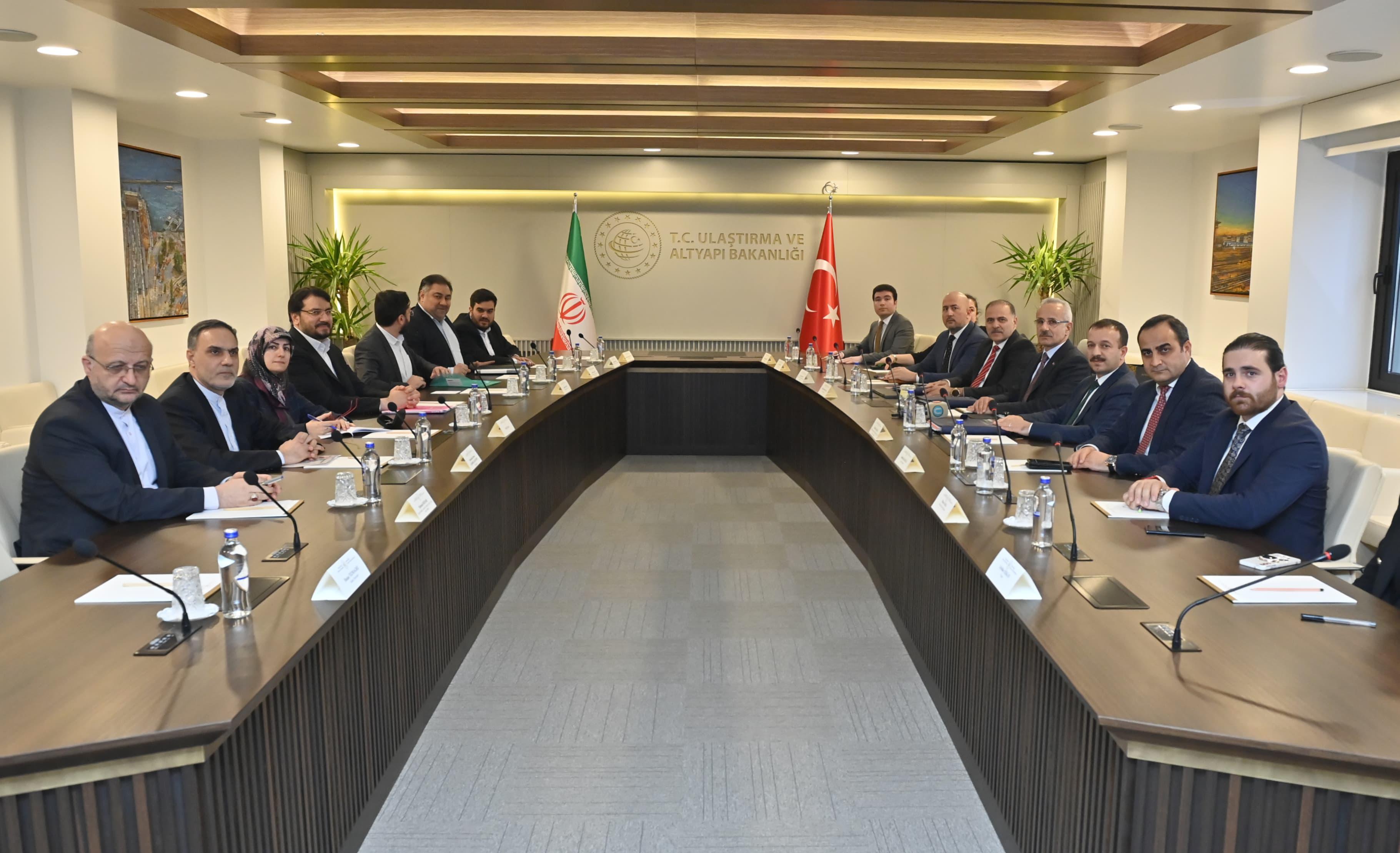 BAKAN URALOĞLU, İRANLI MEVKİDAŞI BAZRPASH İLE GÖRÜŞTÜ