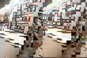 BAKAN URALOĞLU, BUSAN'DA YATAN KORE ŞEHİTLERİNİ ZİYARET ETTİ