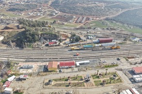 DEMİRYOLLARINDA DEPREMİN İZLERİ SİLİNİYOR