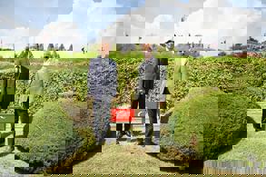 BAKAN URALOĞLU, BUSAN'DA YATAN KORE ŞEHİTLERİNİ ZİYARET ETTİ