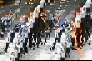 CUMHURBAŞKANI ERDOĞAN VE BAKAN URALOĞLU’NDAN 30 BİN KİLOMETRE BÖLÜNMÜŞ YOL ÖZEL SERGİSİNE ZİYARET