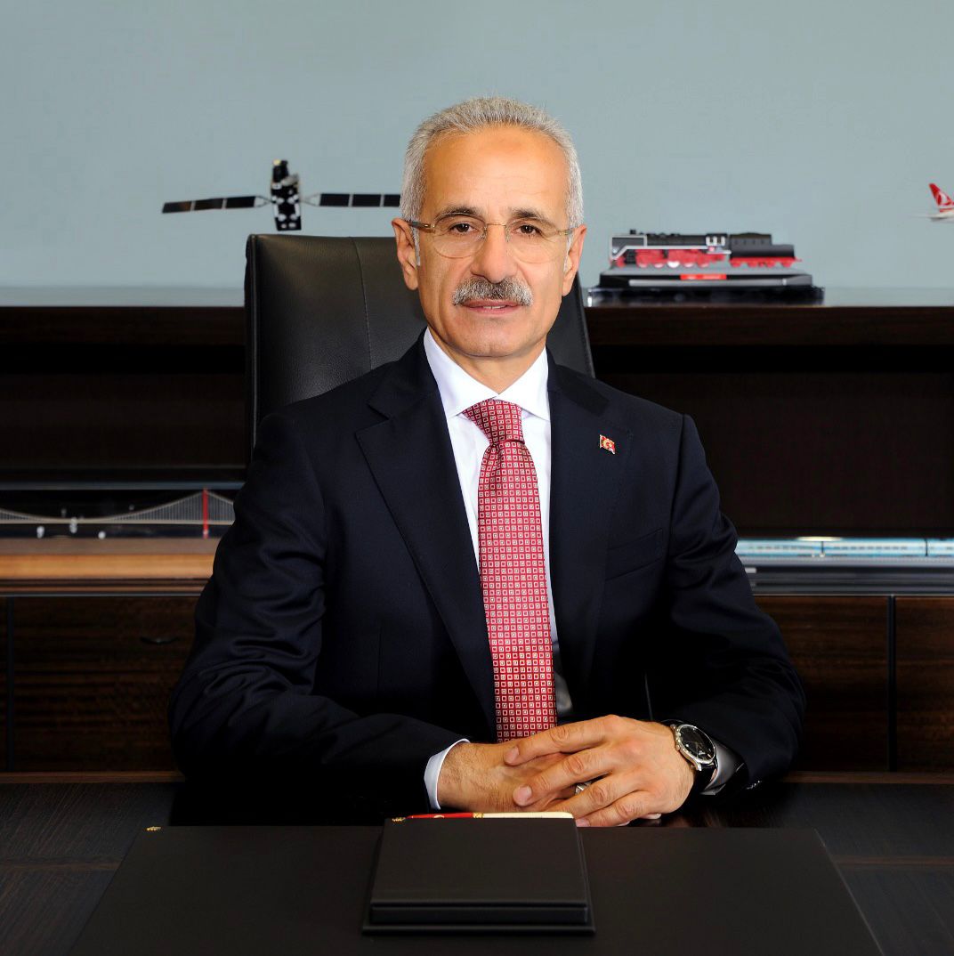 ULAŞTIRMA VE ALTYAPI BAKANI ABDULKADİR URALOĞLU: ANTALYA VE TRABZON HAVALİMANLARI DÜN YAPILAN UÇUŞLARLA TÜM ZAMANLARIN REKORLARINI KIRDI
