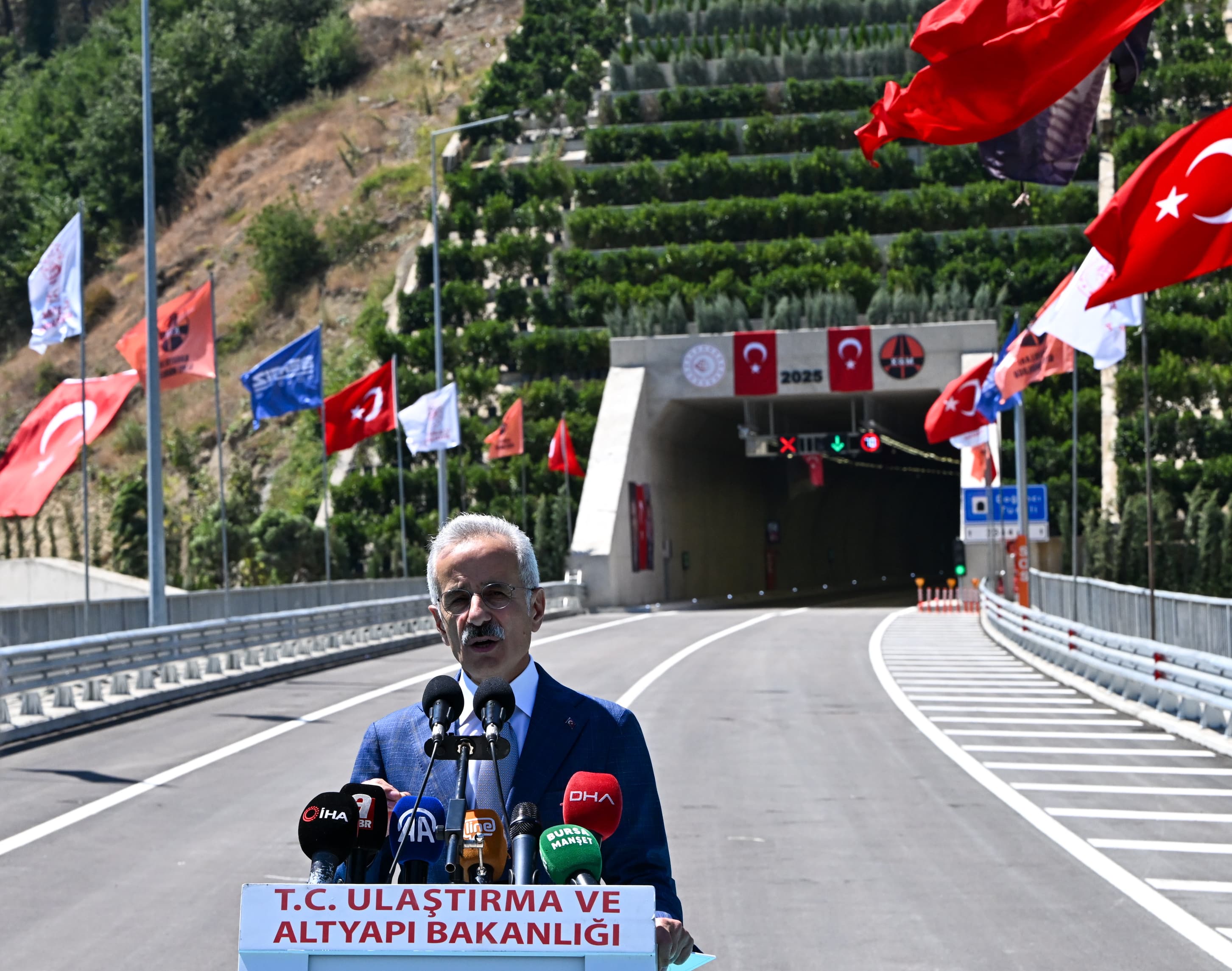 TÜRKİYE'NİN EN ZORLU TÜNELLERİNDEN DOĞANCI TRAFİĞE AÇILDI