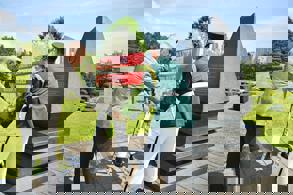 BAKAN URALOĞLU, BUSAN'DA YATAN KORE ŞEHİTLERİNİ ZİYARET ETTİ