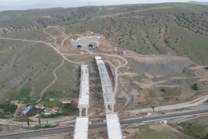 KAFKAS ÜLKELERİNE ULAŞIMI GÜÇLENDİRECEK OTOYOLDA ÇALIŞMALAR HIZLANDI