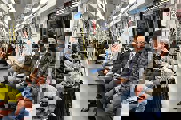 BAKAN URALOĞLU, ANKARA UÇAĞINA METROYLA ULAŞTI