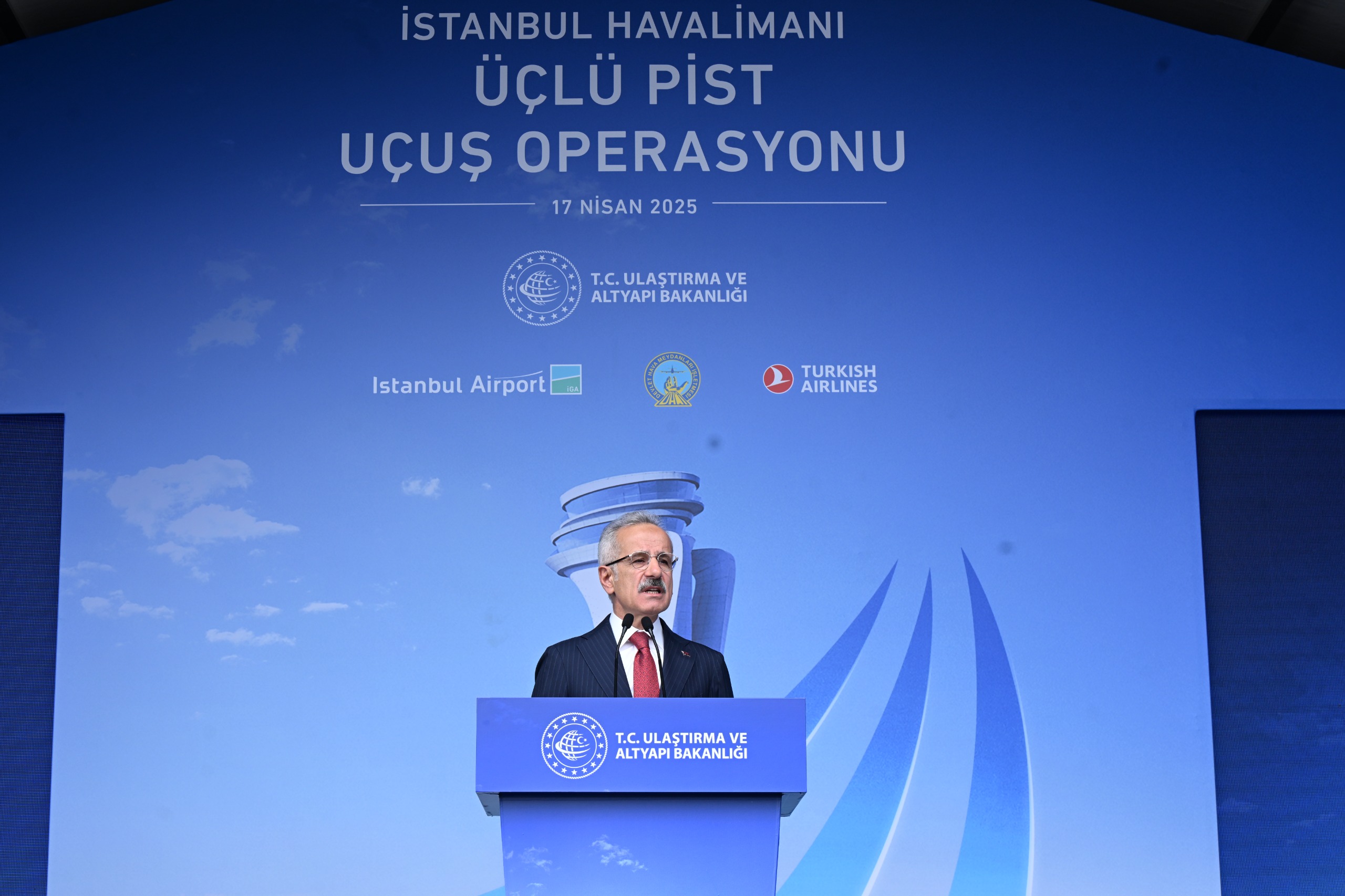 ÜÇLÜ PİST OPERASYONLARI BİR YILDIR HİZMETTE