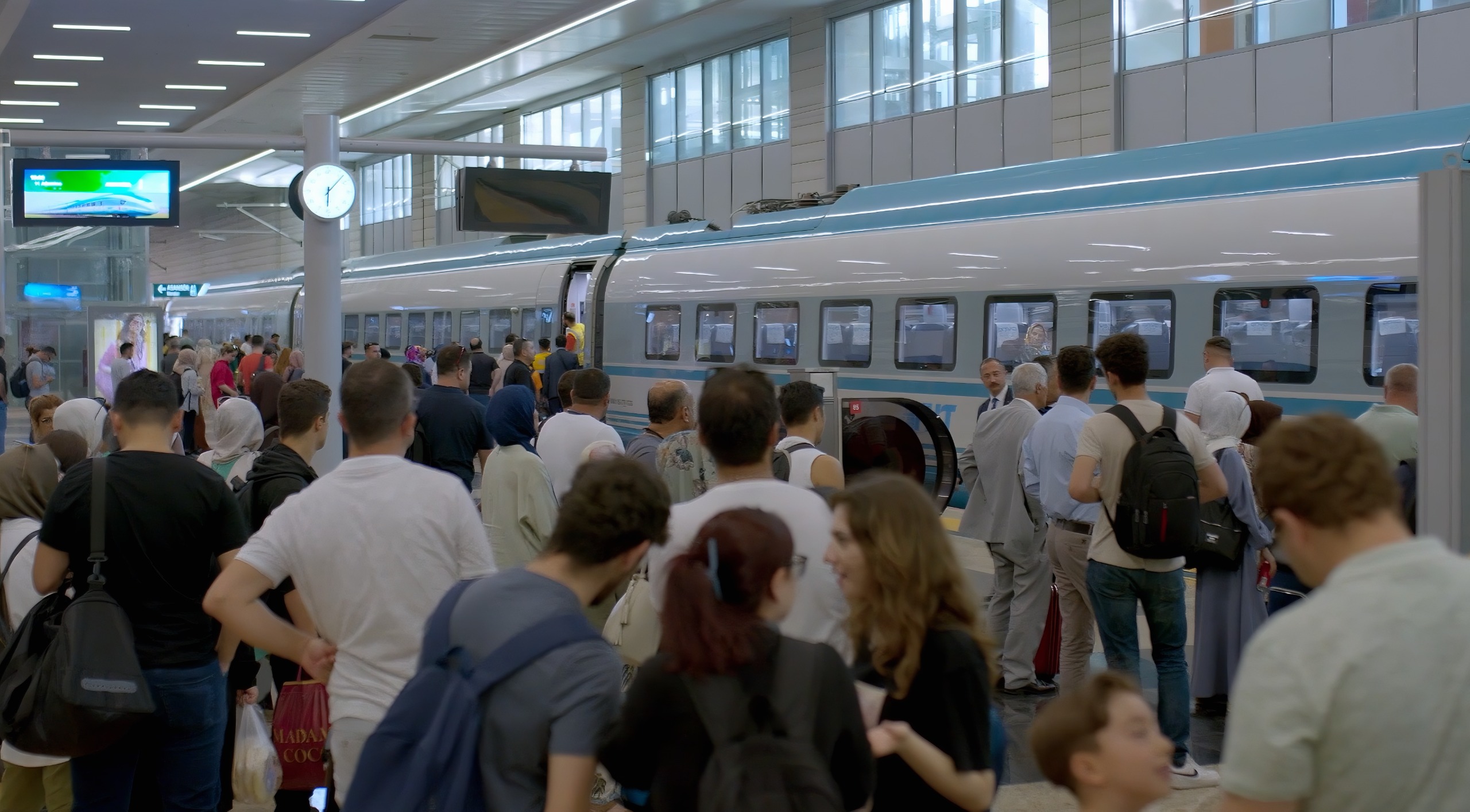 TÜRKİYE YÜKSEK HIZLI TRENİ SEVDİ