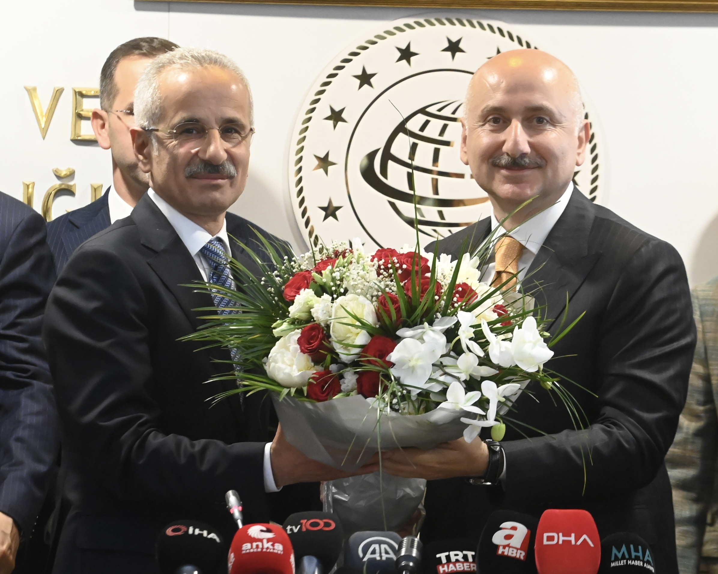 ULAŞTIRMA VE ALTYAPI BAKANI URALOĞLU, GÖREVİ KARAİSMAİLOĞLU'NDAN DEVRALDI