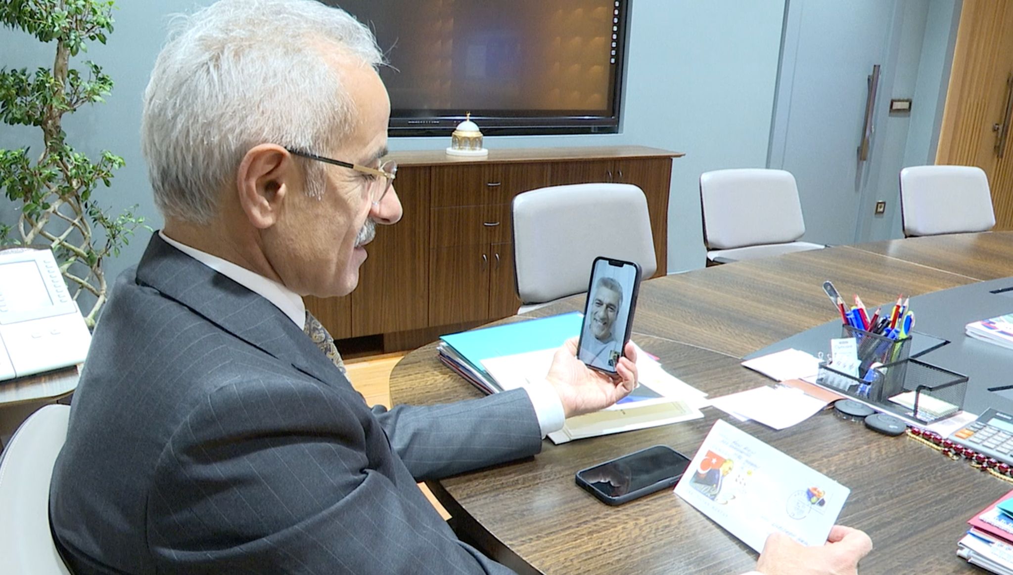 21 YIL ÖNCE YAZILAN MEKTUBA BAKANDAN GÖRÜNTÜLÜ CEVAP