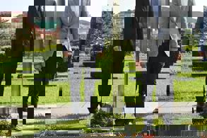 BAKAN URALOĞLU, BUSAN'DA YATAN KORE ŞEHİTLERİNİ ZİYARET ETTİ