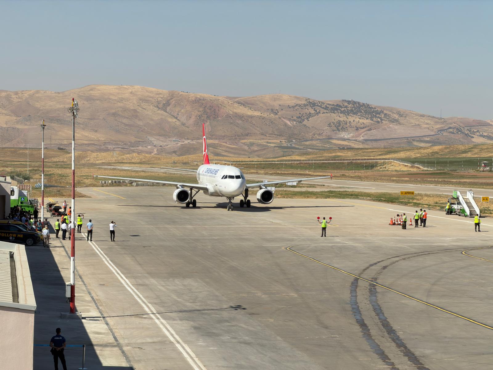 YENİLENEN SİİRT HAVALİMANI’NA İLK YOLCU UÇAĞI İNDİ