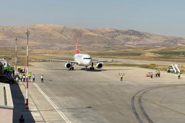 YENİLENEN SİİRT HAVALİMANI’NA İLK YOLCU UÇAĞI İNDİ