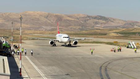 YENİLENEN SİİRT HAVALİMANI’NA İLK YOLCU UÇAĞI İNDİ