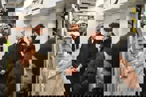 BAKAN URALOĞLU, ANKARA UÇAĞINA METROYLA ULAŞTI