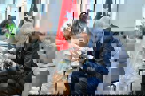 UÇAK GÖRÜNCE MUTLU OLAN ERVA VE ZÜMRA HAYALLERİNE KAVUŞTU