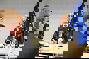 BAKAN URALOĞLU, KOMŞULUK VE GENİŞLEMEDEN SORUMLU AB KOMİSERİ OLİVER VÁRHELYI İLE GÖRÜŞTÜ