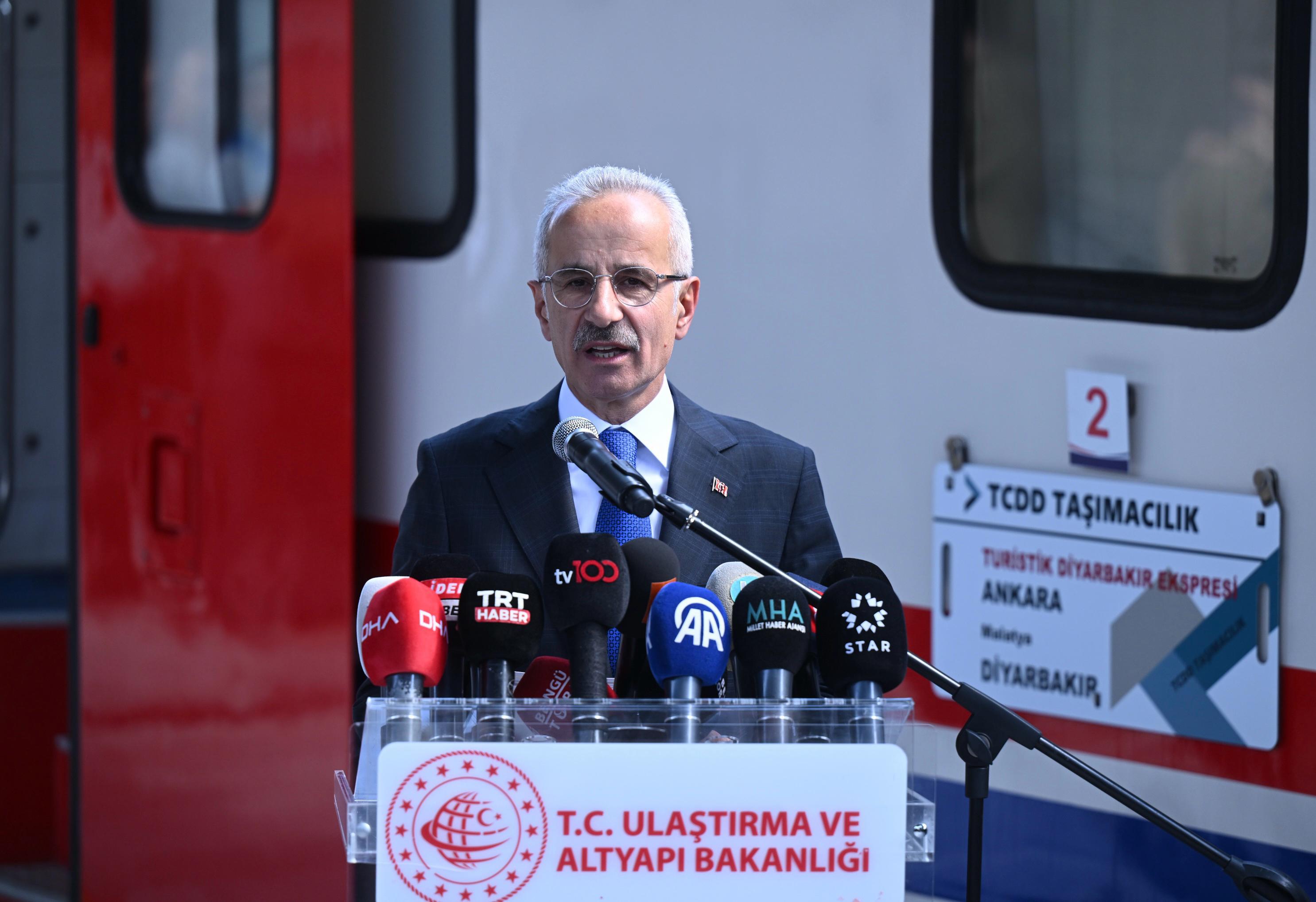 TURİSTİK DİYARBAKIR EKSPRESİ İLK SEFERİNE UĞURLANDI