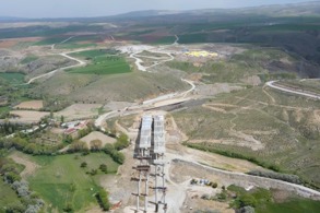 KAFKAS ÜLKELERİNE ULAŞIMI GÜÇLENDİRECEK OTOYOLDA ÇALIŞMALAR HIZLANDI
