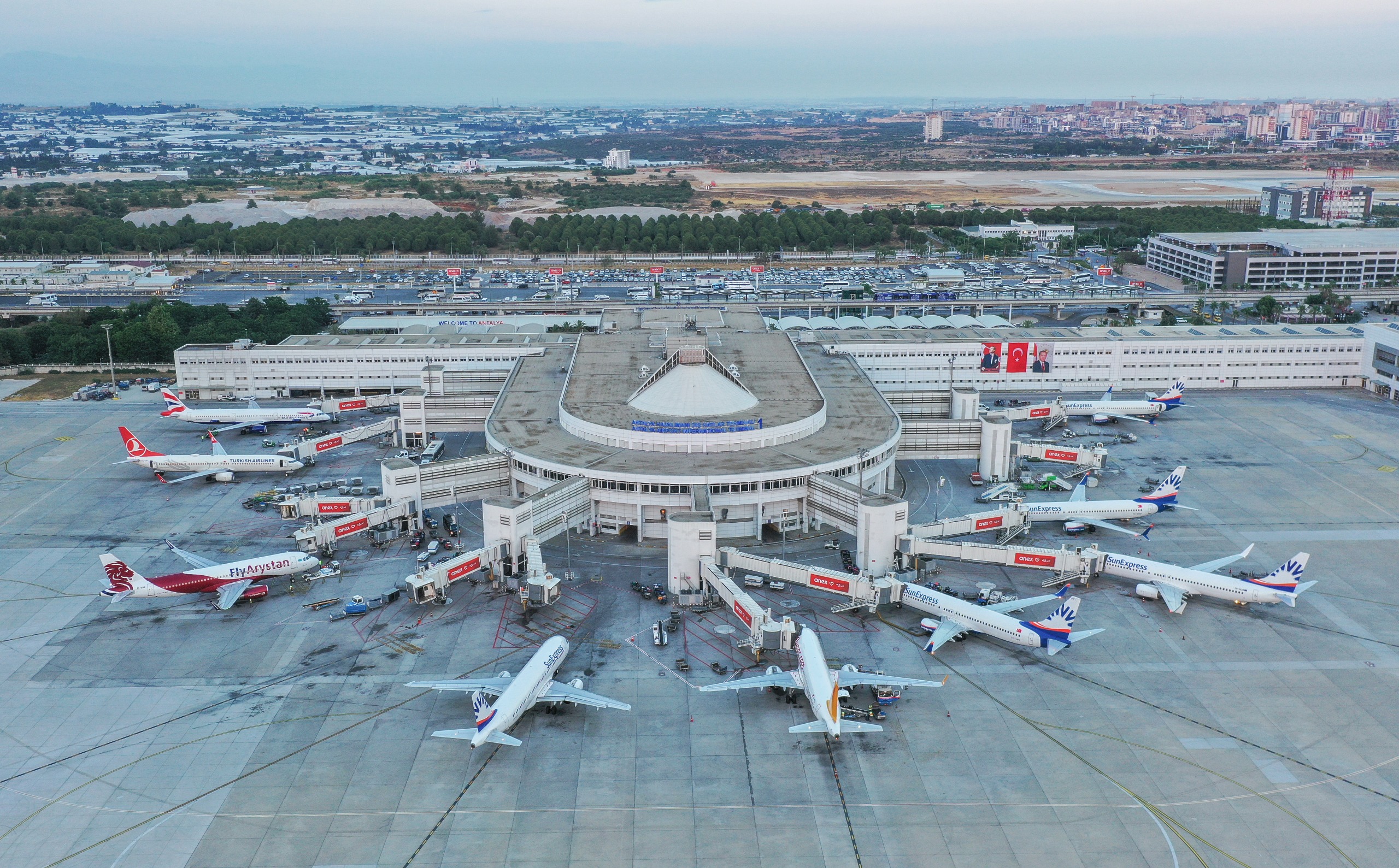 BAYRAMDA 867 EK UÇAK SEFERİ