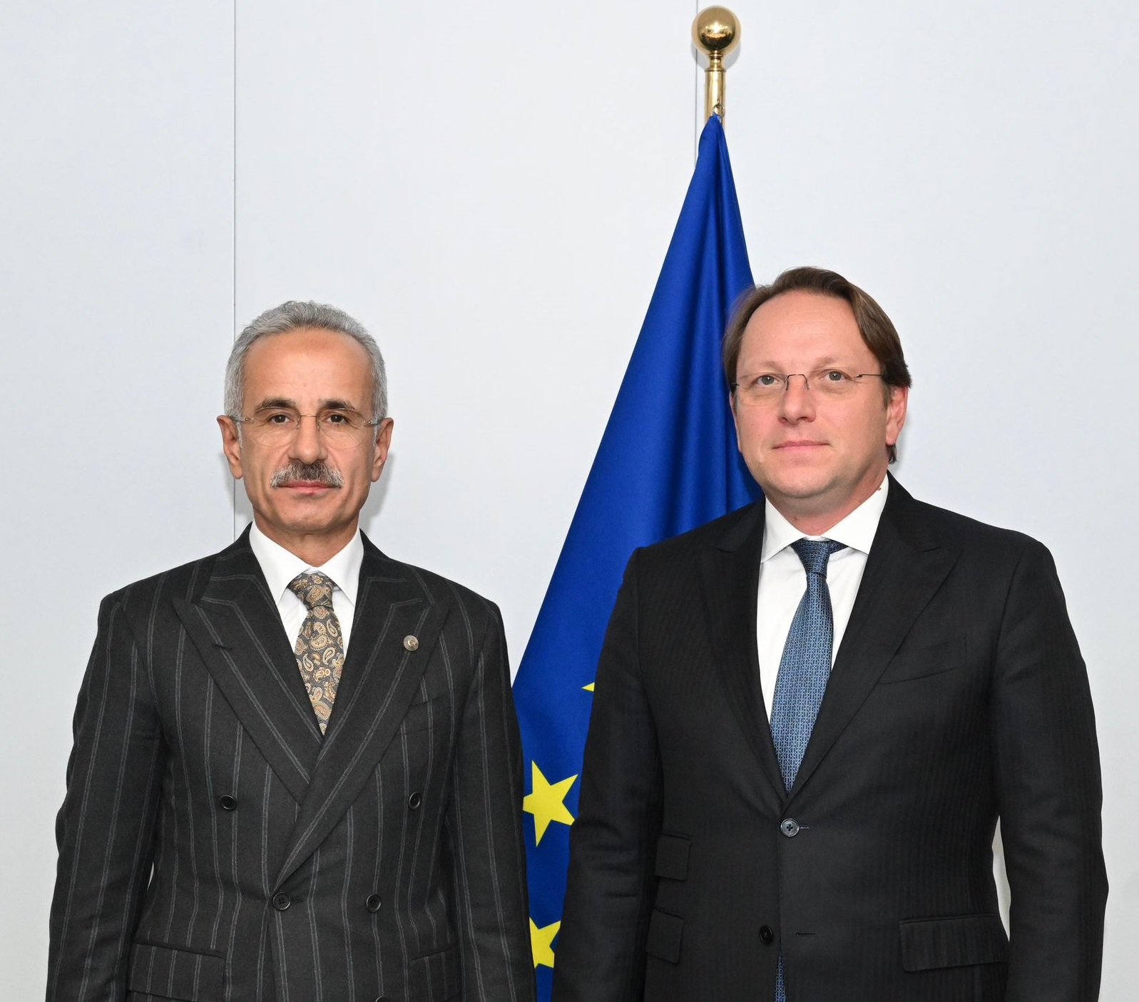 BAKAN URALOĞLU, KOMŞULUK VE GENİŞLEMEDEN SORUMLU AB KOMİSERİ OLİVER VÁRHELYI İLE GÖRÜŞTÜ