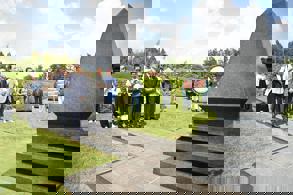 BAKAN URALOĞLU, BUSAN'DA YATAN KORE ŞEHİTLERİNİ ZİYARET ETTİ