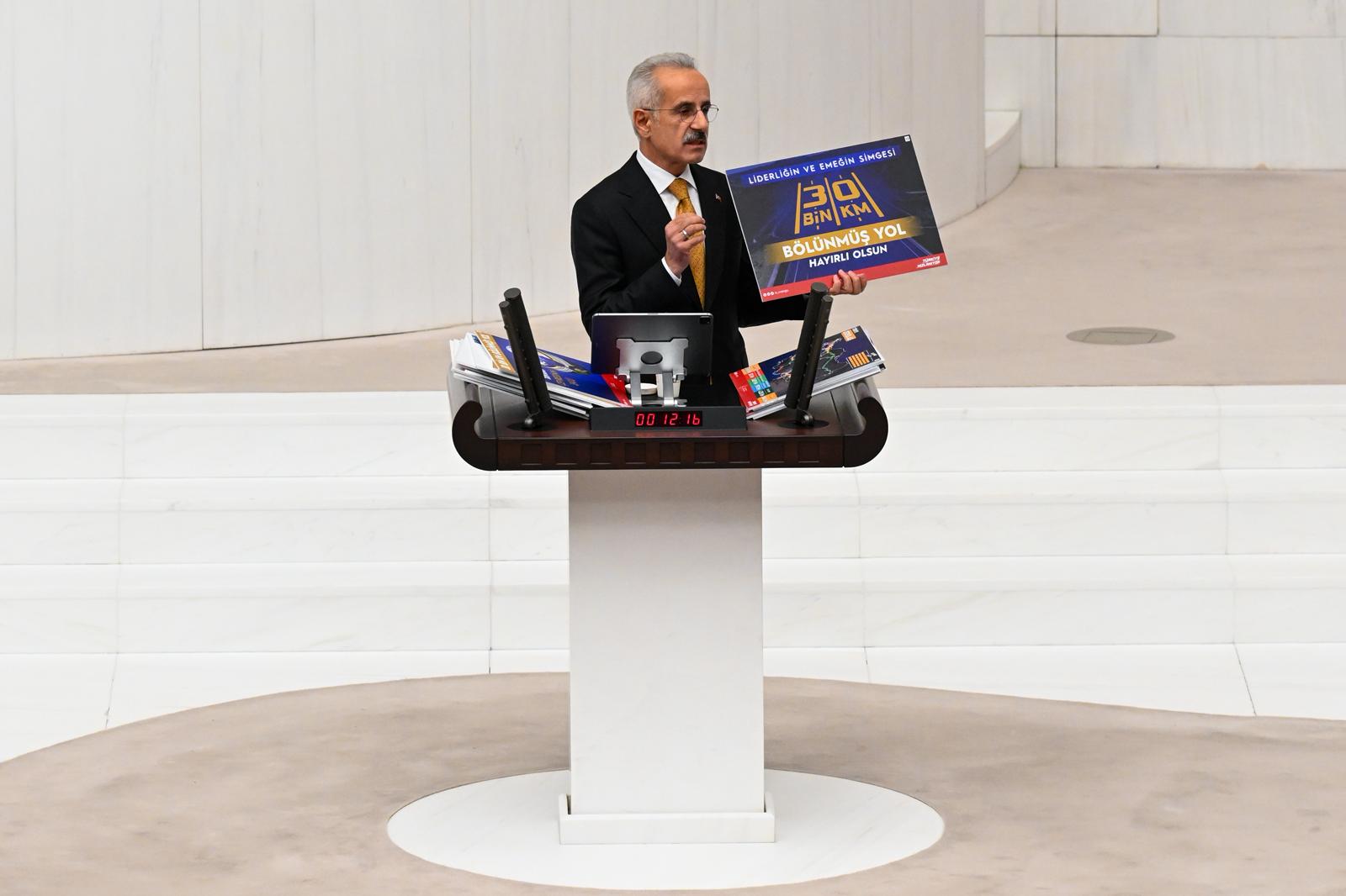 BÖLÜNMÜŞ YOL AĞI 30 BİN 14 KİLOMETREYE ULAŞTI