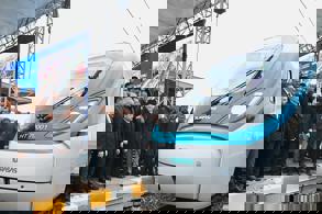 MİLLİ ELEKTRİKLİ HIZLI TREN SAATTE 225 KİLOMETRE HIZA ÇIKTI