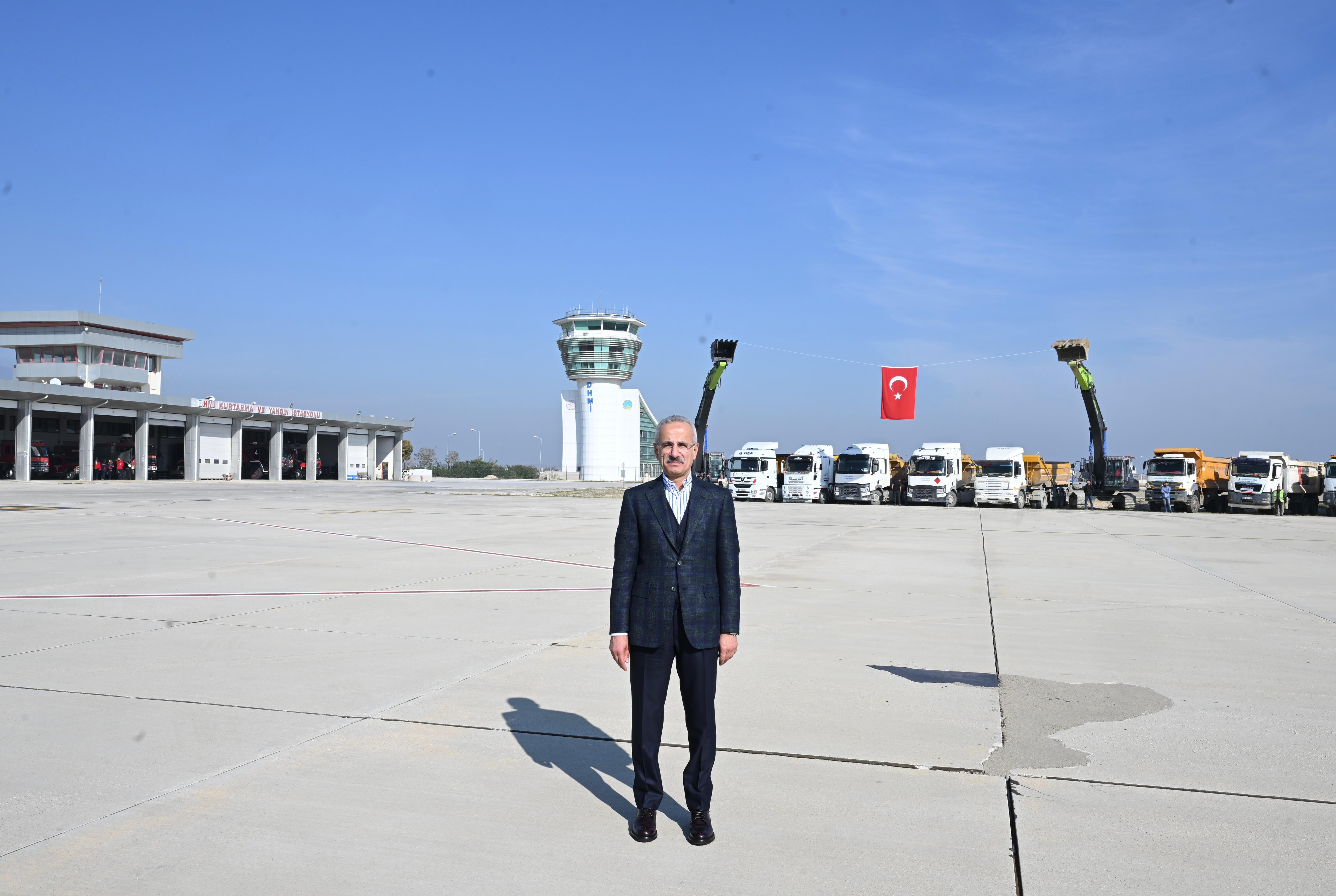 BAKAN URALOĞLU, HATAY HAVALİMANI’NDA BAŞLATILAN YENİLEME ÇALIŞMALARINI YERİNDE İNCELEDİ…