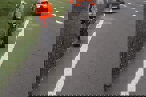 OTOYOL KENARINDAKİ ÇÖPLER ULAŞTIRMA VE ALTYAPI BAKANI URALOĞLU'NUN TALİMATI İLE TOPLANIYOR