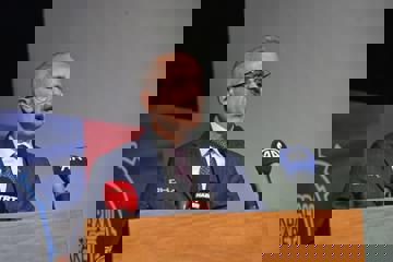 BAKAN URALOĞLU, İZMİRLİLERDEN 5 YIL İSTEDİ