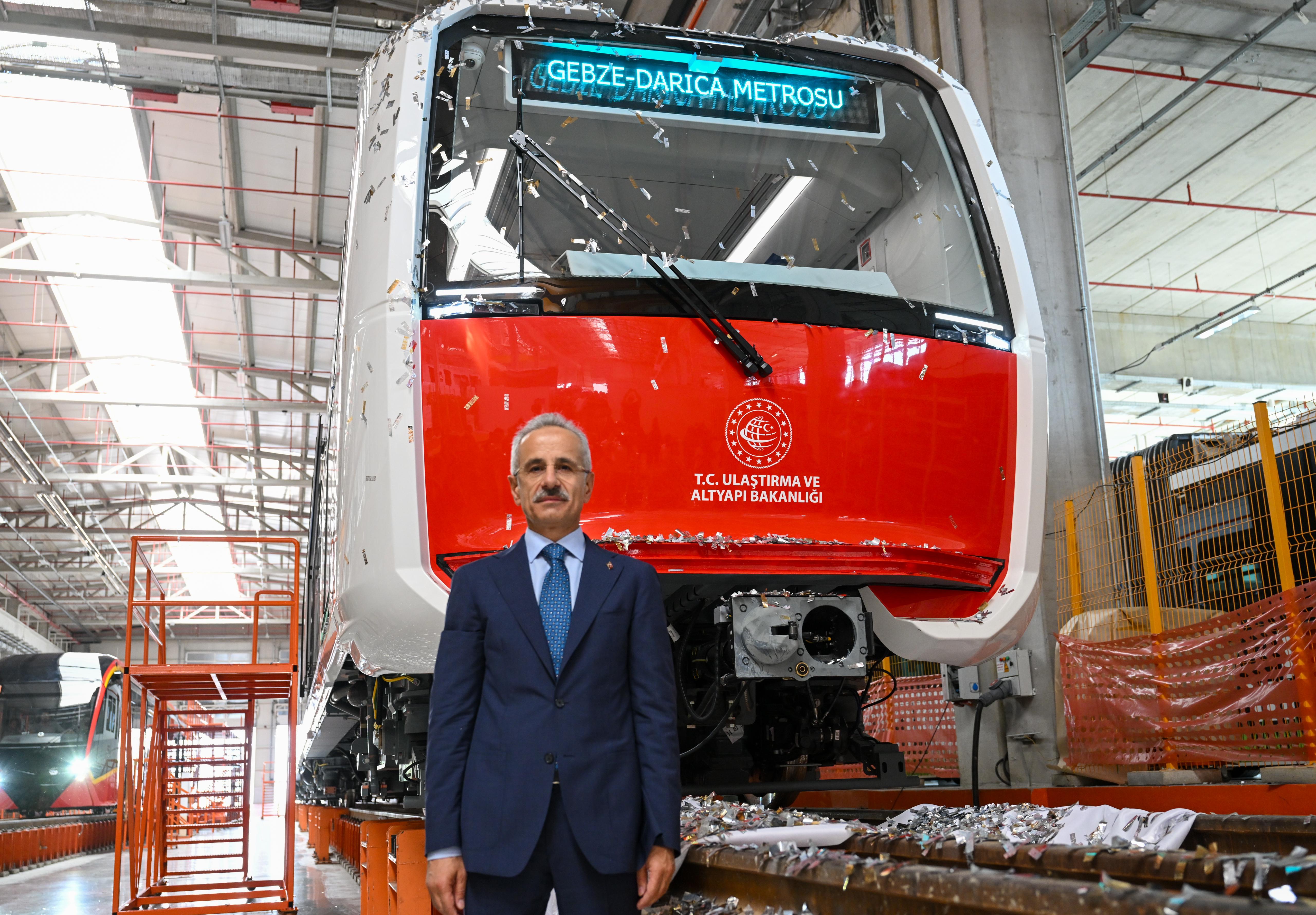 MİLLİ VE YERLİ SÜRÜCÜSÜZ İLK METRO ARACI RAYLARDA…