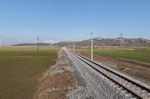 DEMİRYOLLARINDA DEPREMİN İZLERİ SİLİNİYOR