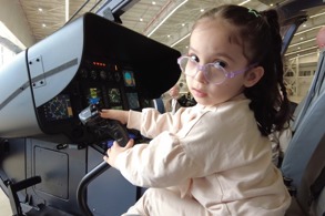 UÇAK GÖRÜNCE MUTLU OLAN ERVA VE ZÜMRA HAYALLERİNE KAVUŞTU