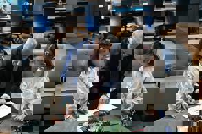 UÇAK GÖRÜNCE MUTLU OLAN ERVA VE ZÜMRA HAYALLERİNE KAVUŞTU